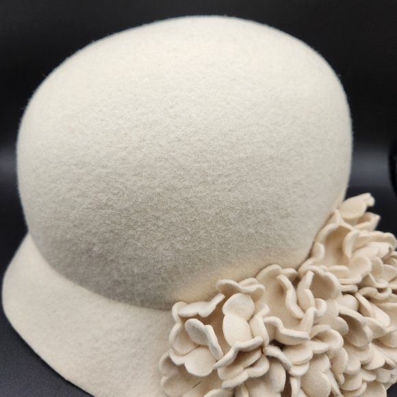 Holt Renfrew Woman's Wool hat 21 inch crown measurements. - Picture 3 of 8
